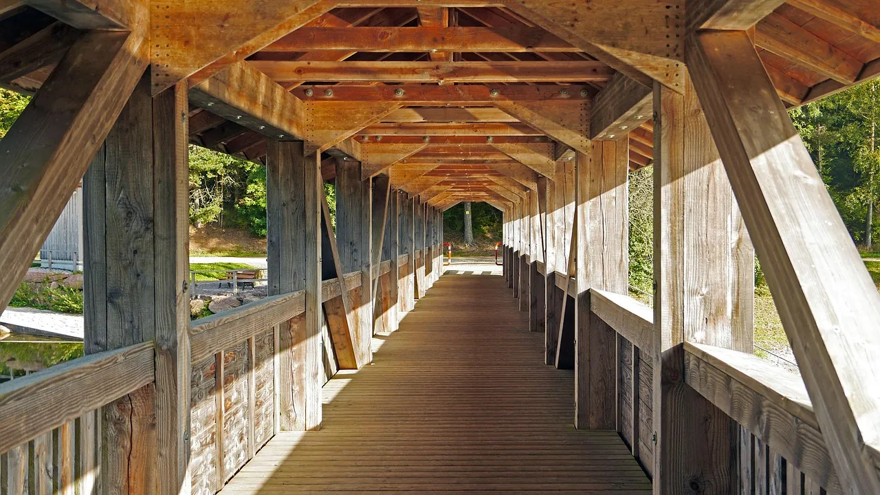Intérieur d’un pont couvert en bois