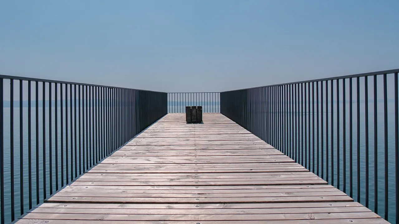 Ponton en bois qui avance vers l’horizon d’un lac